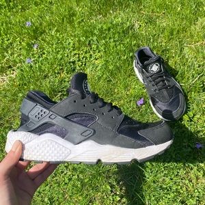 Nike Air Huarache Run Women’s Shoe Sneakers